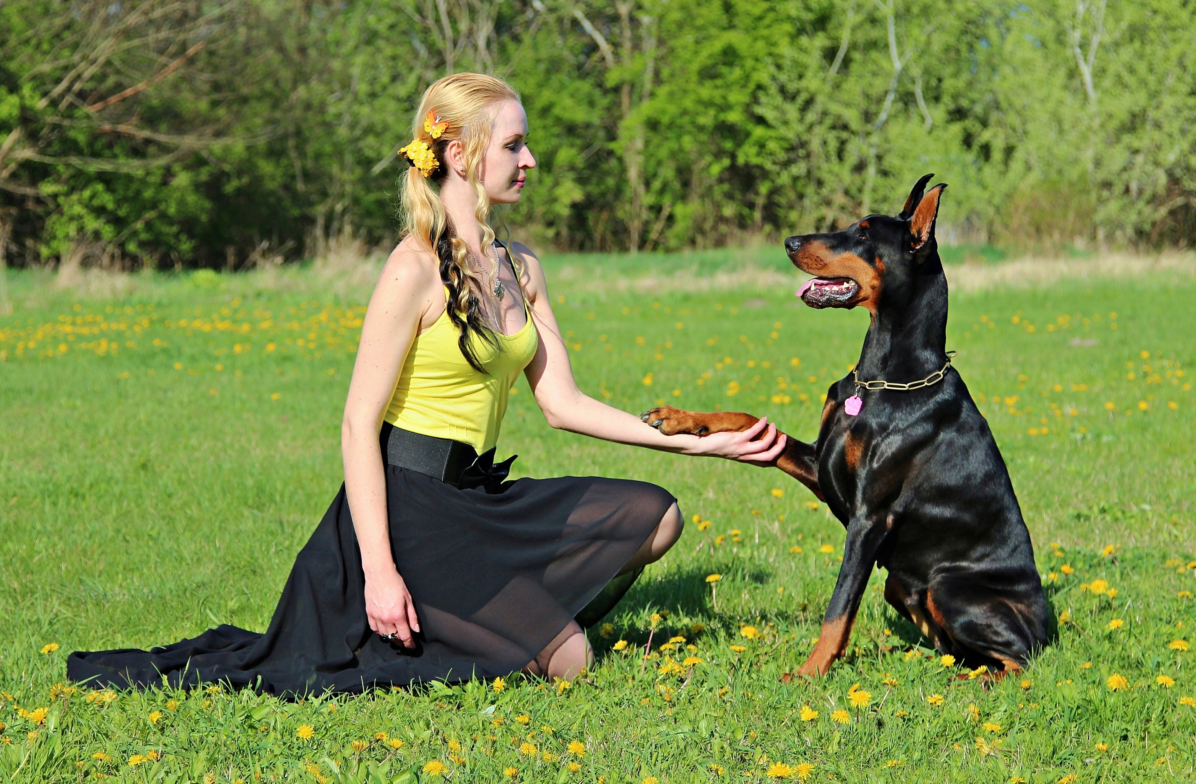 Kvinne med Dobermann
