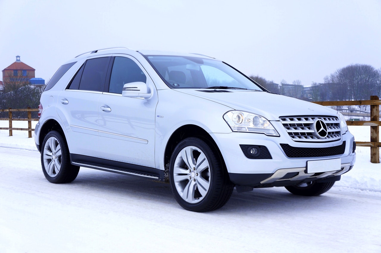 Mercedes SUV i snøen